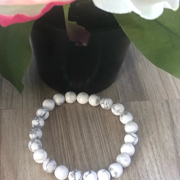 White Howlite Natural Stone Beads Stretchable Bracelet 7" - 8mm Beads Best gift - Picture 2 of 3
